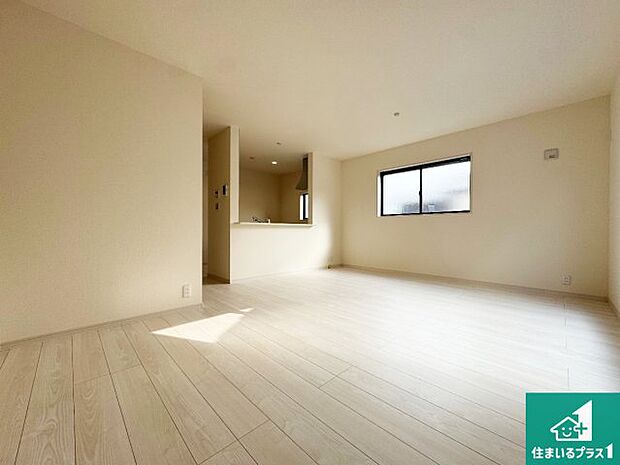 【居間・リビング】日当たり良好の明るいリビングで朝の目覚めもスッキリできそう！対面キッチンでご家族のコミュニケーションも自然と増える設計！小さなお子様が遊ぶスペースを作っても広々とくつろげるLDK！