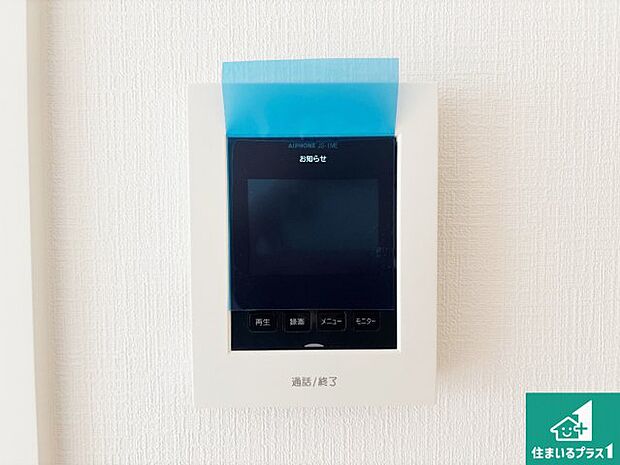 【カラーモニターインターホン】声だけでなく来訪者の姿や顔がモニターで確認できるので、小さなお子様がいらっしゃるご家庭でも安心できます!