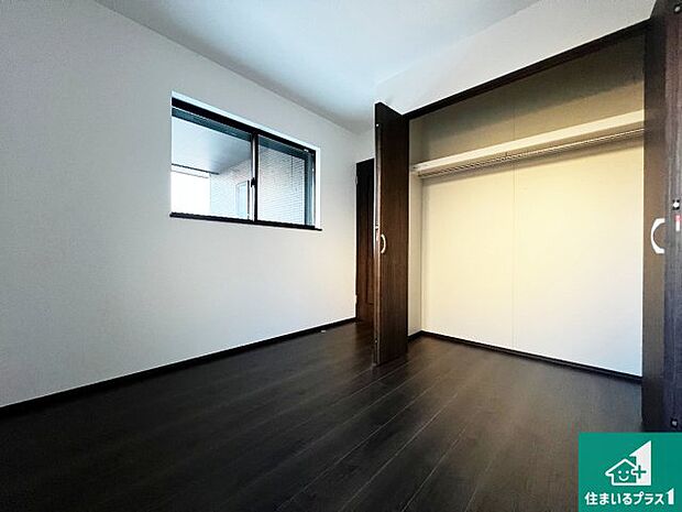 【洋室】シンプルな洋室は、自分好みのインテリアが楽しめます♪ご家族とインテリアや家具を選びに行くのは新築購入時の醍醐味の一つです。ぜひお楽しみください♪