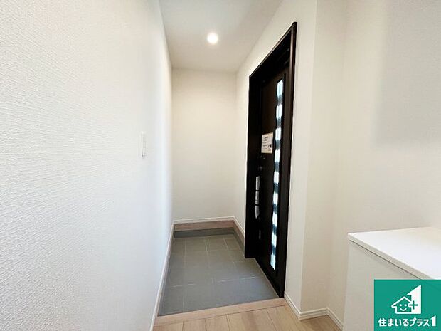 【玄関】シューズボックスにはたくさんの靴が収納できるので玄関周りはいつもスッキリ!ご家族が増えても安心!