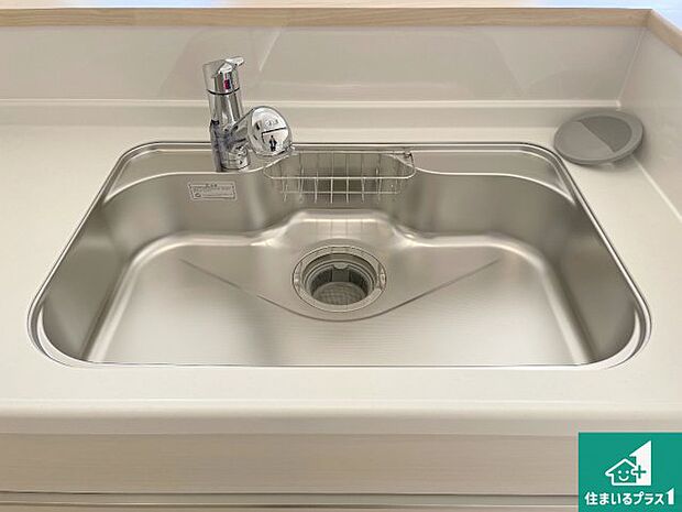 【キッチンシンク】蛇口の先端に浄水器を内蔵しています!原水と浄水、お湯と冷水、シャワーの切替えがワンタッチなので用途によって使い分けられます。