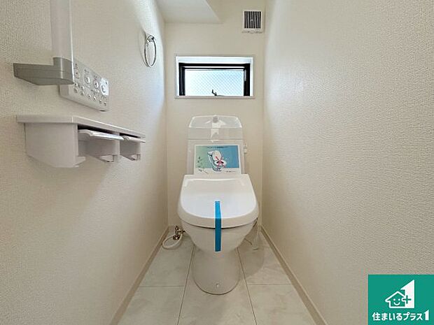 【独立洗面台】清潔感のある洗面台です。フラットな鏡は掃除がしやすく毎日清潔!ホースは引き出して使えるので洗顔やお掃除の際に便利です!