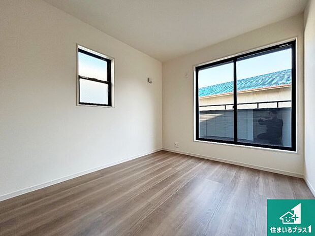 【洋室】寝室は心地よい眠りについてもらいたくて、シンプルかつ開放的な空間な設計にしています!大きな窓から差し込む日が心地いいです♪