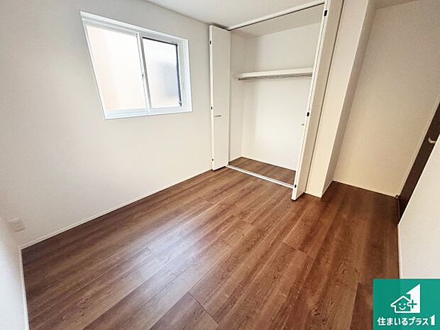 【洋室】シンプルな洋室は、自分好みのインテリアが楽しめます♪ご家族とインテリアや家具を選びに行くのは新築購入時の醍醐味の一つです。ぜひお楽しみください♪