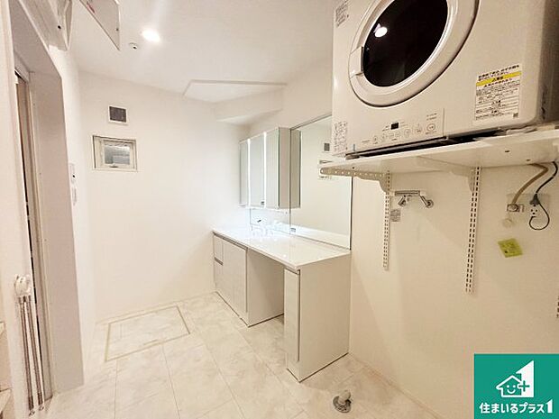 【独立洗面台】清潔感のある洗面台です。フラットな鏡は掃除がしやすく毎日清潔!鏡裏には収納があるのでスッキリとした洗面台が保てます。