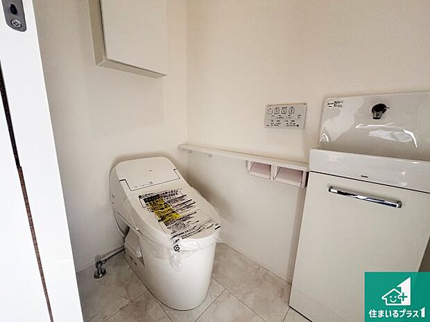 【トイレ】1・2階の2ヶ所にあるので、朝の忙しい時間の順番待ちもなく、深夜の利用にも大変便利です。