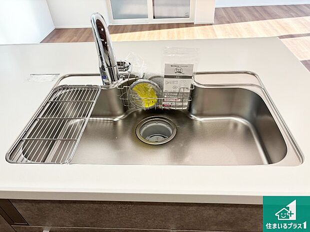 【キッチンシンク】蛇口の先端に浄水器を内蔵しています!原水と浄水、お湯と冷水、シャワーの切替えがワンタッチなので用途によって使い分けられます。