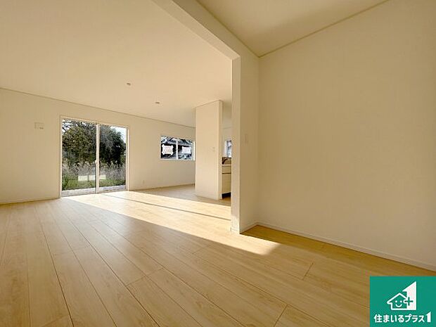 【居間・リビング】日当たり良好の明るいリビングで朝の目覚めもスッキリできそう！対面キッチンでご家族のコミュニケーションも自然と増える設計！小さなお子様が遊ぶスペースを作っても広々とくつろげるLDK！