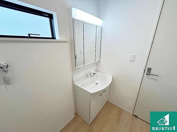 【独立洗面台】清潔感のある洗面台です。フラットな鏡は掃除がしやすく毎日清潔!鏡裏には収納があるのでスッキリとした洗面台が保てます。