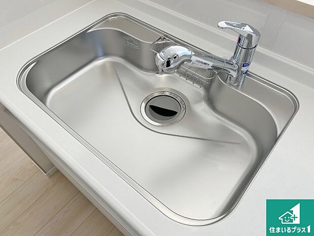 【キッチンシンク】蛇口の先端に浄水器を内蔵しています!原水と浄水、お湯と冷水、シャワーの切替えがワンタッチなので用途によって使い分けられます。