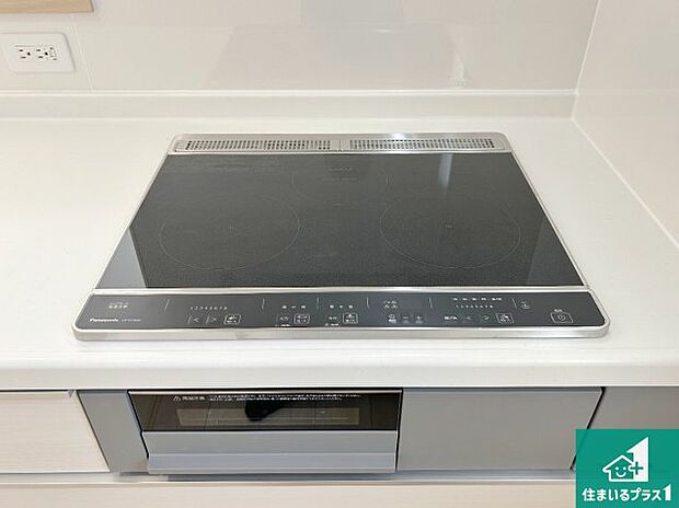 【コンロ】火を使わないので、安心なIHコンロ!でこぼこが無い構造なので、掃除もしやすく清潔に保てます!