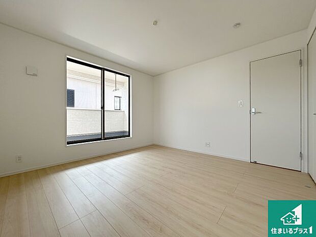 【洋室】寝室は心地よい眠りについてもらいたくて、シンプルでかつ開放的な空間に!大きな窓から差し込む朝日が、すっきりとした目覚めをサポートします。