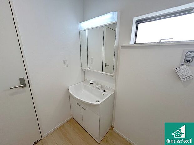 【独立洗面台】清潔感のある洗面台です。フラットな鏡は掃除がしやすく毎日清潔!鏡裏には収納があるのでスッキリとした洗面台が保てます。