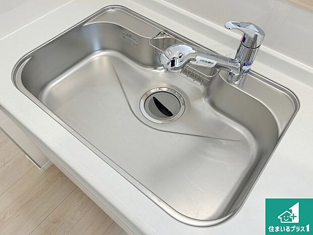 【キッチンシンク】蛇口の先端に浄水器を内蔵しています!原水と浄水、お湯と冷水、シャワーの切替えがワンタッチなので用途によって使い分けられます。