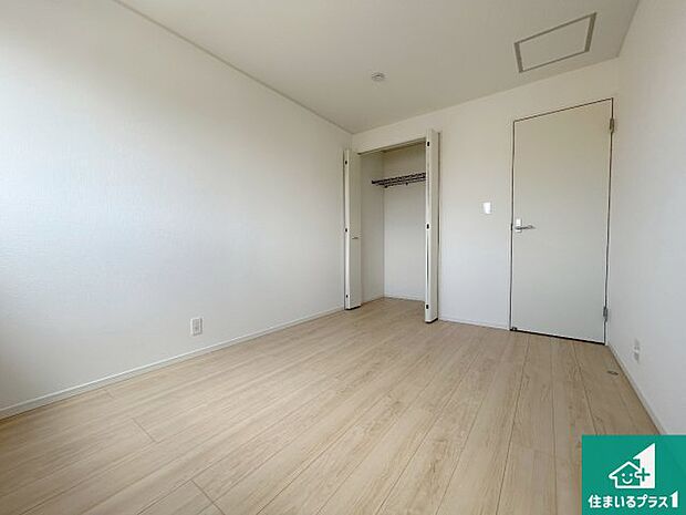 【洋室】寝室は心地よい眠りについてもらいたくて、シンプルでかつ開放的な空間に!大きな窓から差し込む朝日が、すっきりとした目覚めをサポートします。