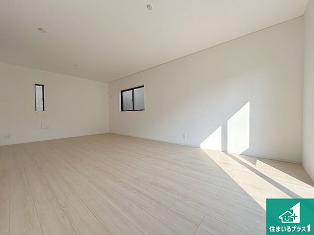 【居間・リビング】日当たり良好の明るいリビングで朝の目覚めもスッキリできそう!対面キッチンでご家族のコミュニケーションも自然と増える設計!小さなお子様が遊ぶスペースを作っても広々とくつろげるLDK!