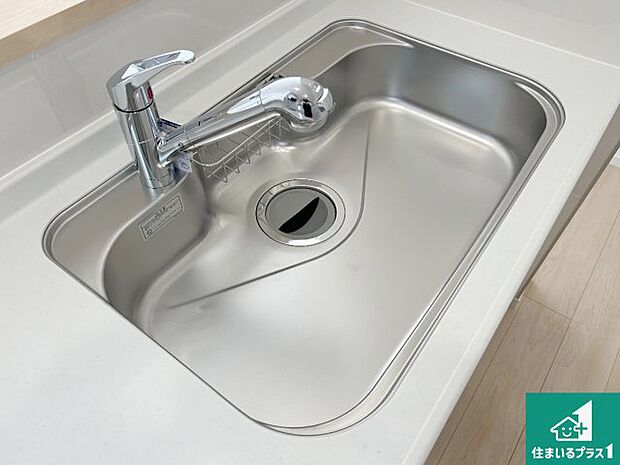【キッチンシンク】蛇口の先端に浄水器を内蔵しています!原水と浄水、お湯と冷水、シャワーの切替えがワンタッチなので用途によって使い分けられます。