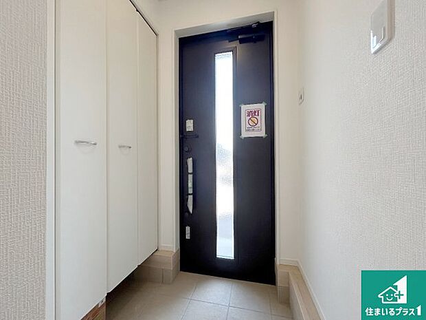 【玄関】シューズクローゼットにはたくさんの靴が収納できるので玄関周りはいつもスッキリ！コの字型のスペースにはオシャレな小物を置くと玄関が華やかに♪