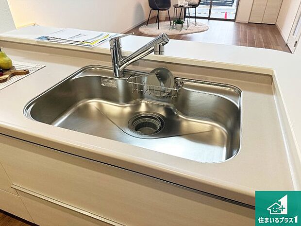 【独立洗面台】清潔感のある洗面台です。フラットな鏡は掃除がしやすく毎日清潔!ホースは引き出して使えるので洗顔やお掃除の際に便利です!