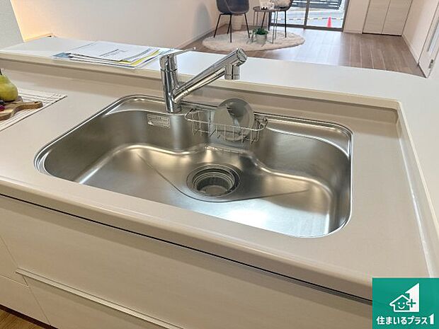 【キッチンシンク】蛇口の先端に浄水器を内蔵しています!原水と浄水、お湯と冷水、シャワーの切替えがワンタッチなので用途によって使い分けられます。