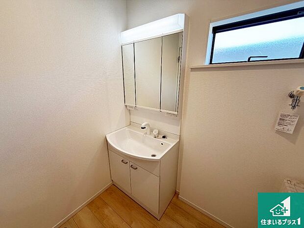 【独立洗面台】清潔感のある洗面台です。フラットな鏡は掃除がしやすく毎日清潔!鏡裏には収納があるのでスッキリとした洗面台が保てます。