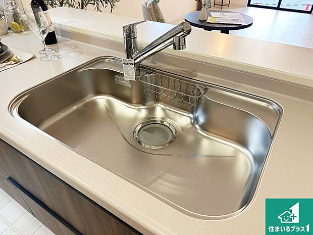 【キッチンシンク】蛇口の先端に浄水器を内蔵しています！原水と浄水、お湯と冷水、シャワーの切替えがワンタッチなので用途によって使い分けられます。