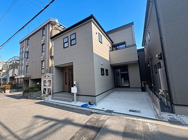 【外観】周辺は落ち着いた街並みの住宅地!子育てがしやすい住環境です!まだ未完成ですが、現地でしかわからない事もございます。是非一度ご覧ください。