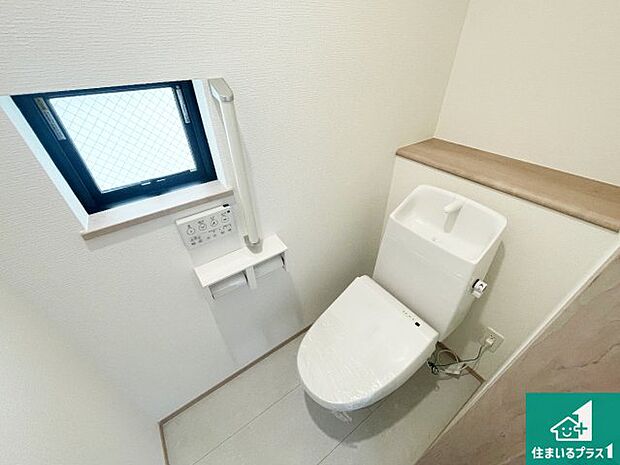 【トイレ】1・2階の2ヶ所にあるので、朝の忙しい時間の順番待ちもなく、深夜の利用にも大変便利です。