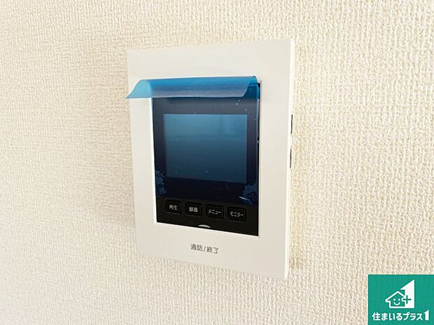【カラーモニターインターホン】声だけでなく来訪者の姿や顔がモニターで確認できるので、小さなお子様がいらっしゃるご家庭でも安心できます!