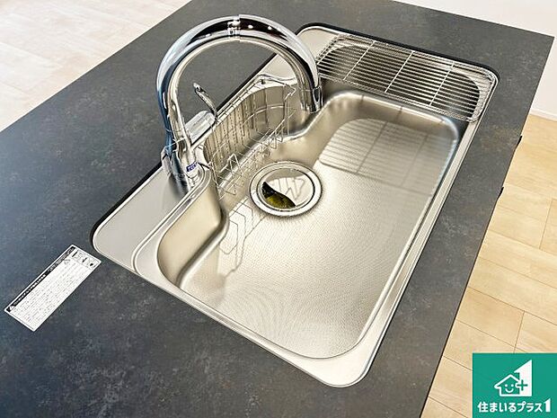 【キッチンシンク】蛇口の先端に浄水器を内蔵しています!原水と浄水、お湯と冷水、シャワーの切替えがワンタッチなので用途によって使い分けられます。
