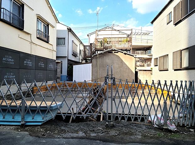 ■全2棟 A,B号棟 ■南道路につき日当たりは十分なくらい良好です。■全面道路は公道、車庫入れも道路幅員が4mあるのでスムーズです。 2SLDK+WIC+SIC カースペース1台を設計。