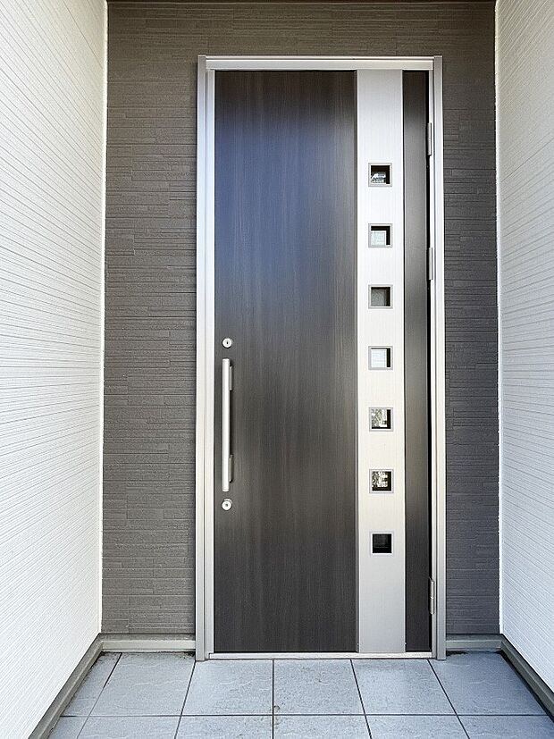 【玄関】シンプル＆モダンなデザインの玄関ドア。