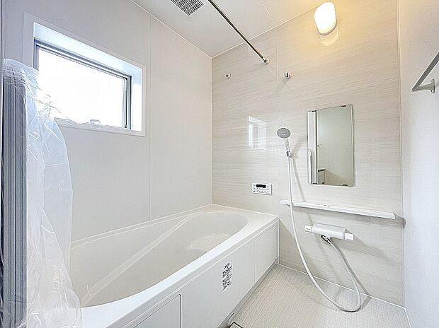 【浴室】白を基調とした清潔感あふれる空間。１日の疲れをとってリセットしましょう。 