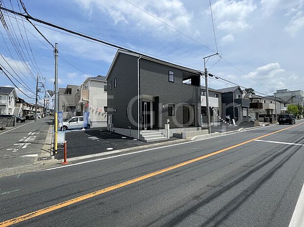 【前面道路含む現地写真】角地なので日当たりも良く、お家が堂々として見えます。