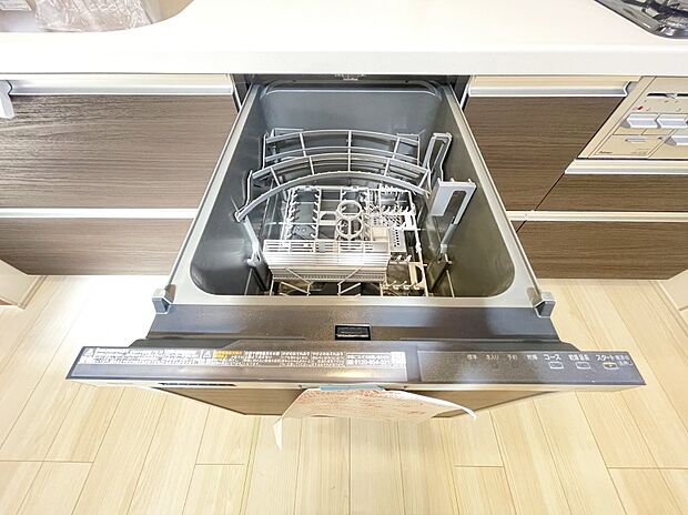 【食器洗浄乾燥機】後片付けもラクラク、家事の時間短縮の食器洗浄乾燥機です。  
