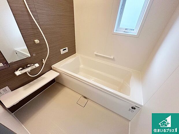 足をゆったり伸ばして寛げる浴槽です。窓が設けられていますので差し込む光が明るく穏やかな雰囲気にしてくれます♪浴室乾燥機も設置しているので、雨の日の洗濯物も安心です♪