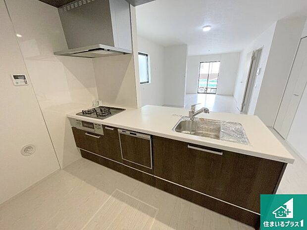 リビングと統一感があり、使い勝手のいいキッチン。広々としているので、二人並んで作業が出来ちゃいます。お子様と一緒に色々なお料理に挑戦できるスペースがあります。