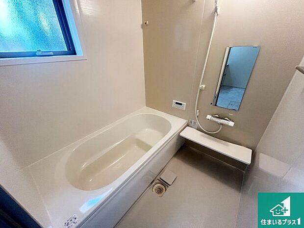 足をゆったり伸ばして寛げる浴槽です。窓が設けられていますので差し込む光が明るく穏やかな雰囲気にしてくれます♪浴室乾燥機も設置しているので、雨の日の洗濯物も安心です♪