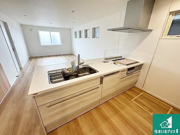 明るいリビングで朝の目覚めもスッキリできそう!対面キッチンでご家族のコミュニケーションも自然と増える設計!小さなお子様が遊ぶスペースを作っても広々とくつろげるLDK!