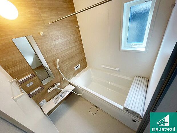 足をゆったり伸ばして寛げる浴槽です。窓が設けられていますので差し込む光が明るく穏やかな雰囲気にしてくれます♪浴室乾燥機も設置しているので、雨の日の洗濯物も安心です♪