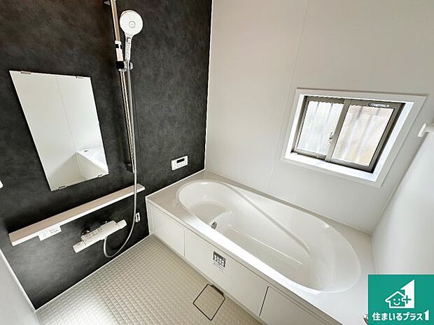 足をゆったり伸ばして寛げる浴槽です。窓が設けられていますので差し込む光が明るく穏やかな雰囲気にしてくれます♪浴室乾燥機も設置しているので、雨の日の洗濯物も安心です♪