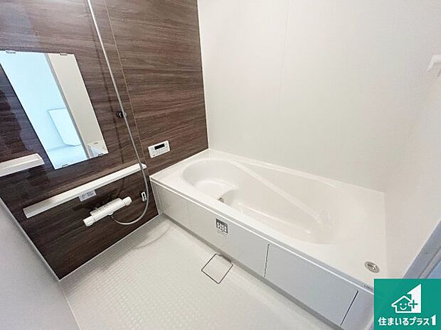 足をゆったり伸ばして寛げる浴槽です。窓が設けられていますので差し込む光が明るく穏やかな雰囲気にしてくれます♪浴室乾燥機も設置しているので、雨の日の洗濯物も安心です♪