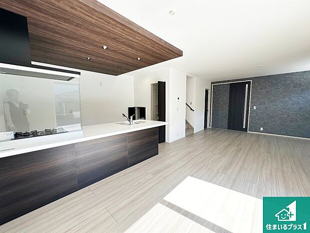 日当たり良好の明るいリビングで朝の目覚めもスッキリできそう!対面キッチンでご家族のコミュニケーションも自然と増える設計!小さなお子様が遊ぶスペースを作っても広々とくつろげるLDK!