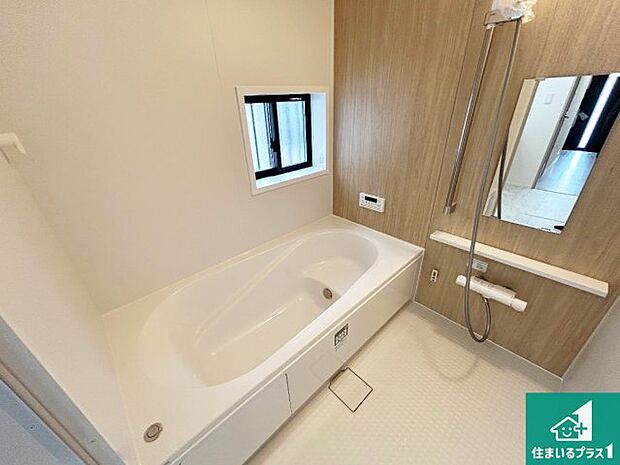 足をゆったり伸ばして寛げる浴槽です。窓が設けられていますので差し込む光が明るく穏やかな雰囲気にしてくれます♪浴室乾燥機も設置しているので、雨の日の洗濯物も安心です♪