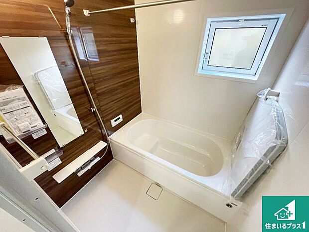 足をゆったり伸ばして寛げる浴槽です。窓が設けられていますので差し込む光が明るく穏やかな雰囲気にしてくれます♪浴室乾燥機も設置しているので、雨の日の洗濯物も安心です♪