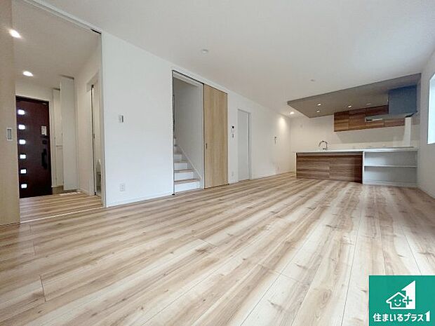 日当たり良好の明るいリビングで朝の目覚めもスッキリできそう！対面キッチンでご家族のコミュニケーションも自然と増える設計！小さなお子様が遊ぶスペースを作っても広々とくつろげるLDK！