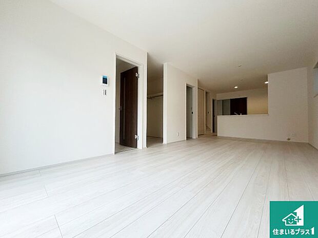 シンプルなリビングは、観葉植物等のインテリアを楽しめますね！パパ好みにも、ママ好みにも家具次第で雰囲気を変えることができます！