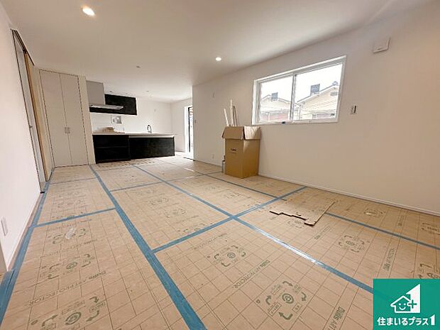 日当たり良好の明るいリビングで朝の目覚めもスッキリできそう！対面キッチンでご家族のコミュニケーションも自然と増える設計！小さなお子様が遊ぶスペースを作っても広々とくつろげるLDK！