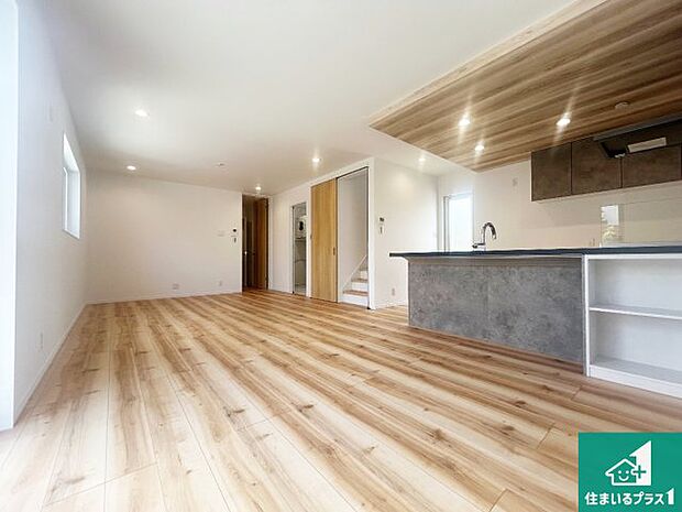 日当たり良好の明るいリビングで朝の目覚めもスッキリできそう！対面キッチンでご家族のコミュニケーションも自然と増える設計！小さなお子様が遊ぶスペースを作っても広々とくつろげるLDK！