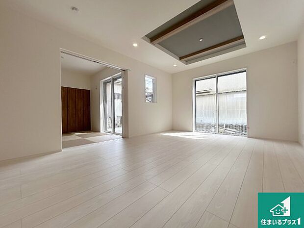 明るいリビングで朝の目覚めもスッキリできそう!対面キッチンでご家族のコミュニケーションも自然と増える設計!小さなお子様が遊ぶスペースを作っても広々とくつろげるLDK!